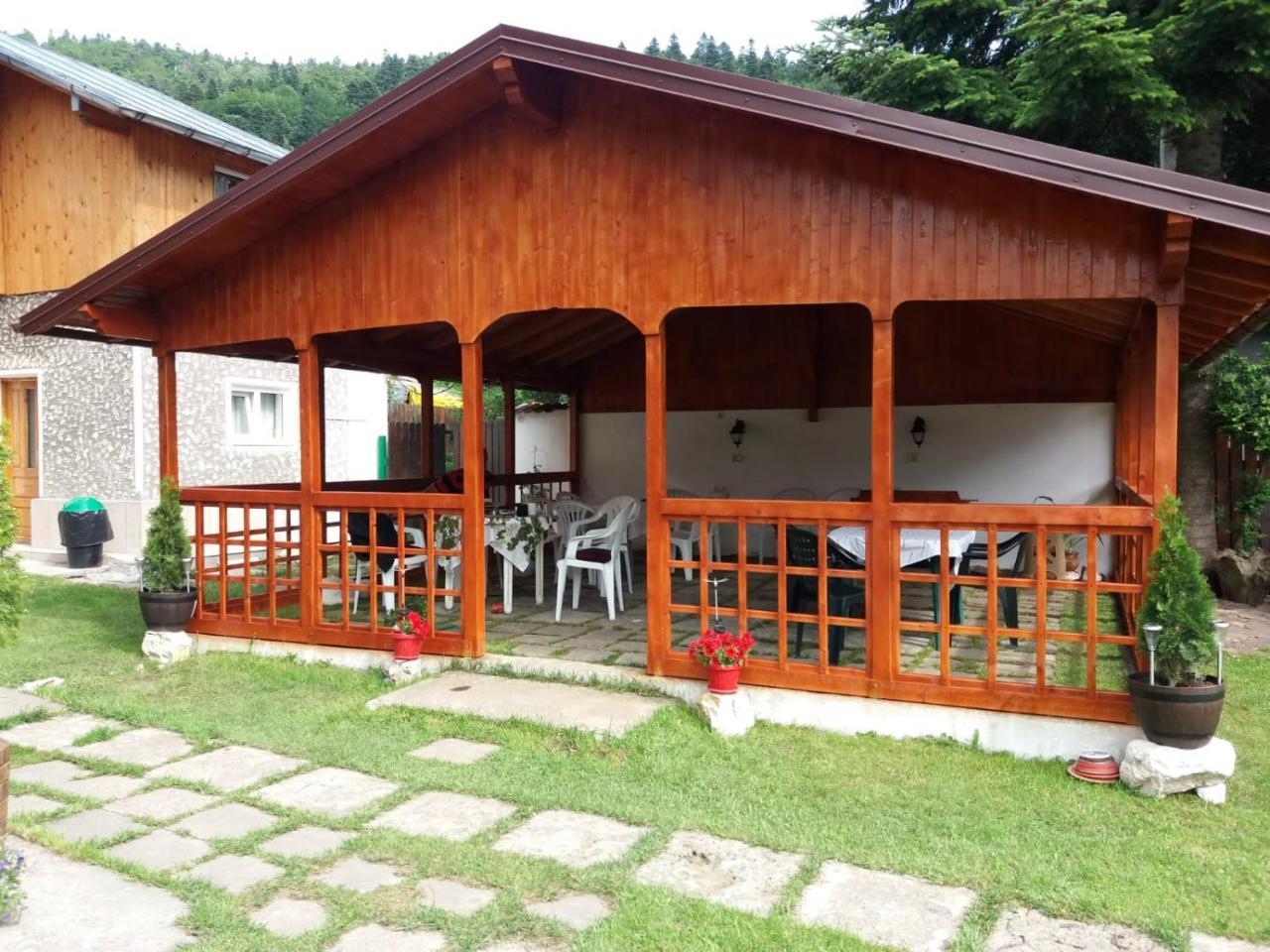 Pensiunea Montan Buşteni Esterno foto